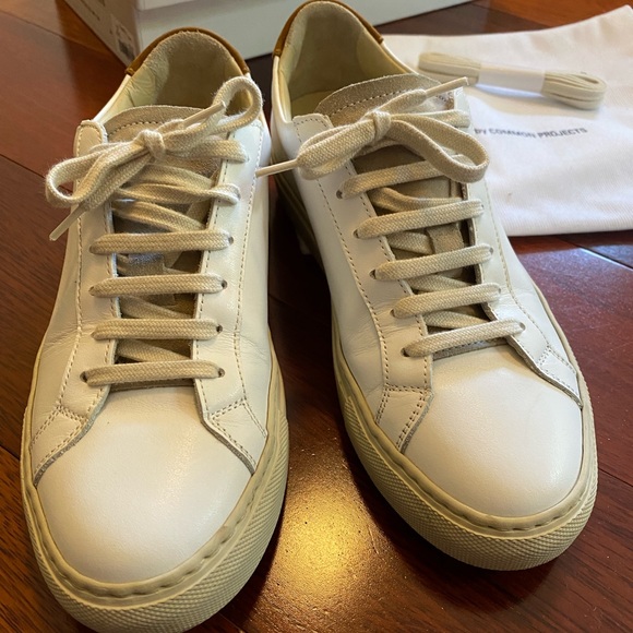 White sneaker by Woman by Common Project with brown suede detail in the back - Picture 5 of 7